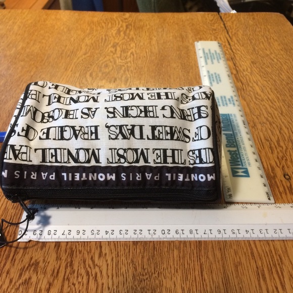 ๐ Zippered Black/White Fabric Cosmetic Bag - Picture 2 of 3